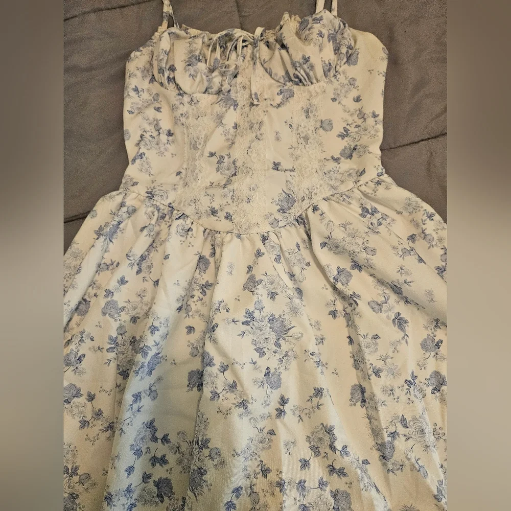 Floral Print Dress with Lace Trim Sz XS. Used Once. Great Condition. - Picture 2 of 3
